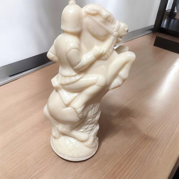 Vintage White KNIGHT E.S. Lowe Plastic Chess Piece 1 Replacement Part ONLY READ - Picture 1 of 11